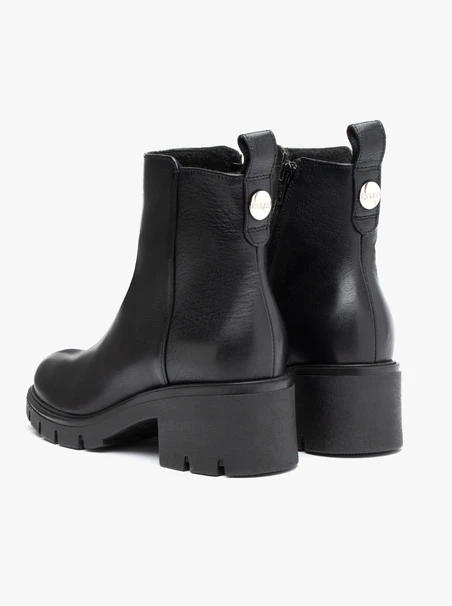 Schwarze solide Stiefel
