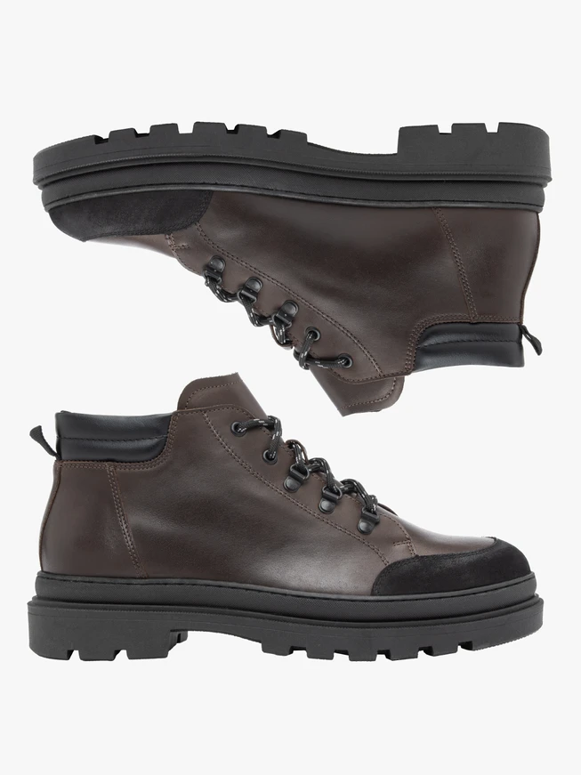 Dunkelbraune Stiefel im Trekking-Stil