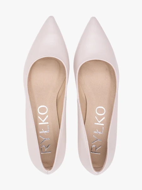 Cremefarbene Hochzeitspumps mit Kitten-Heels