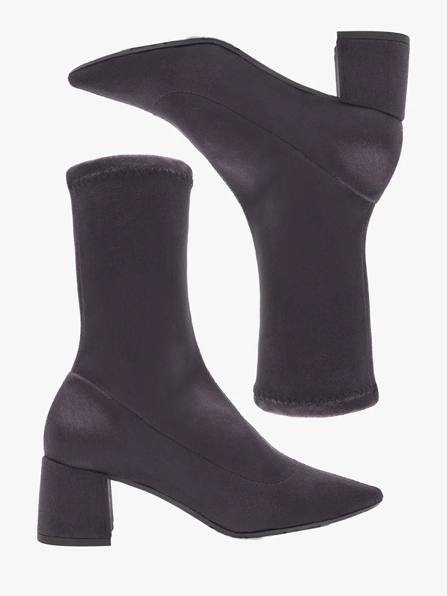 Graue, elastische Stiefeletten, die über dem Knöchel enden