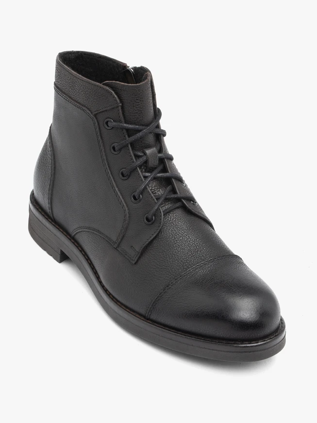 Dunkelbraune isolierte Stiefel