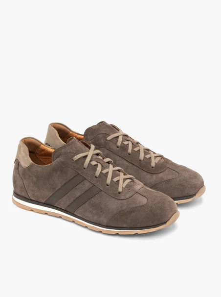 Braune und graue Schnürsneakers