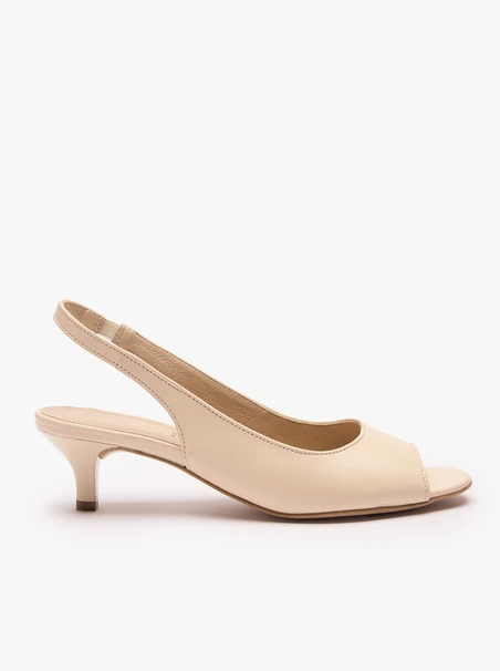 Cremefarbene absatzlose Pumps