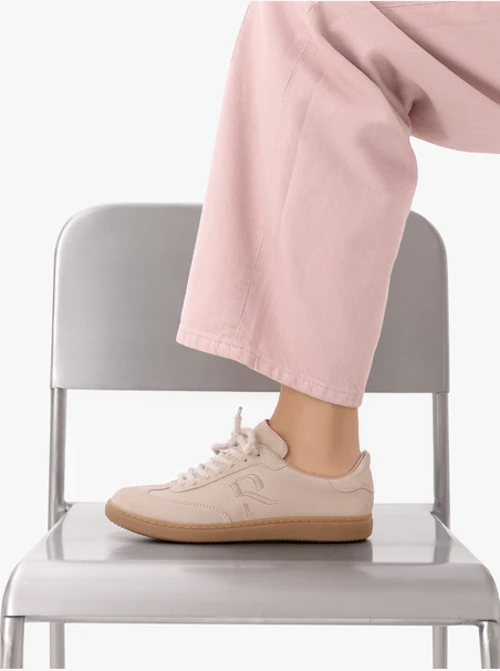 Beigefarbene Sportschuhe zum Schnüren