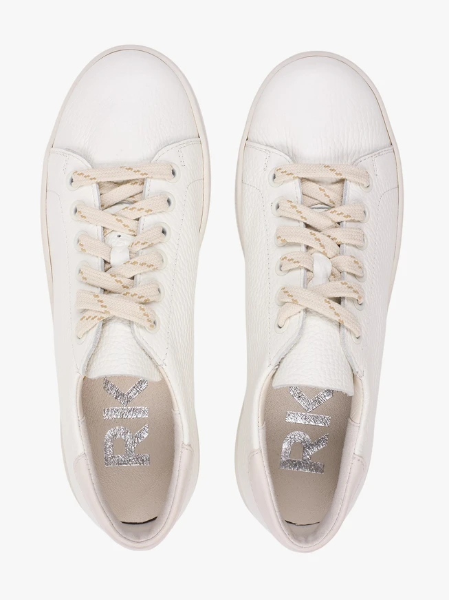 Cremefarbene Turnschuhe aus genarbtem Leder
