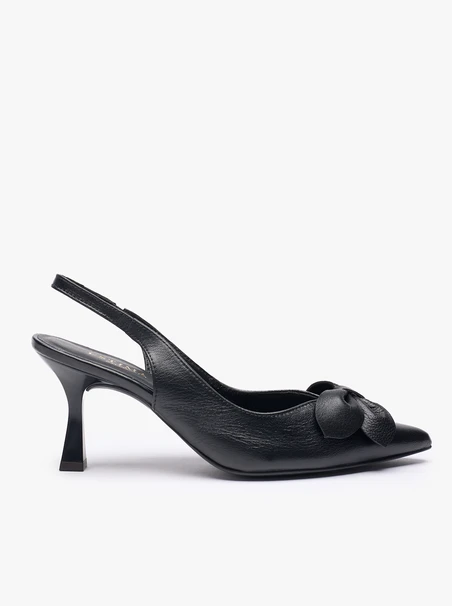 Schwarze absatzlose Slingback-Pumps mit Blumenverzierung