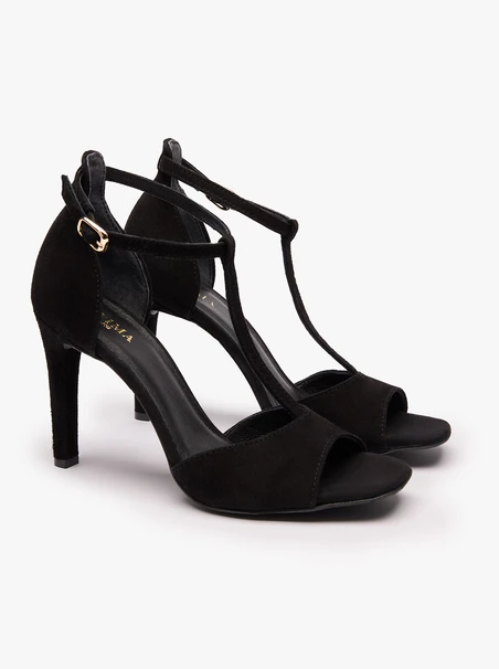 Schwarze hochhackige Sandalen