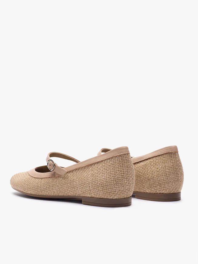 Beige Ballerinas mit interessanter Textur und Riemen