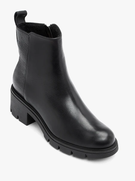 Schwarze solide Stiefel