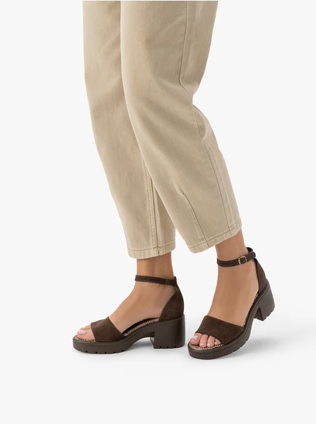 Dunkelbraune Sandalen mit Trapper-Boden