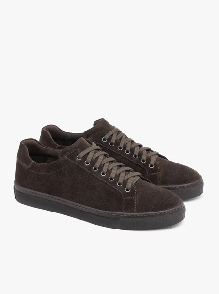 Dunkelbraune Sporthalbschuhe