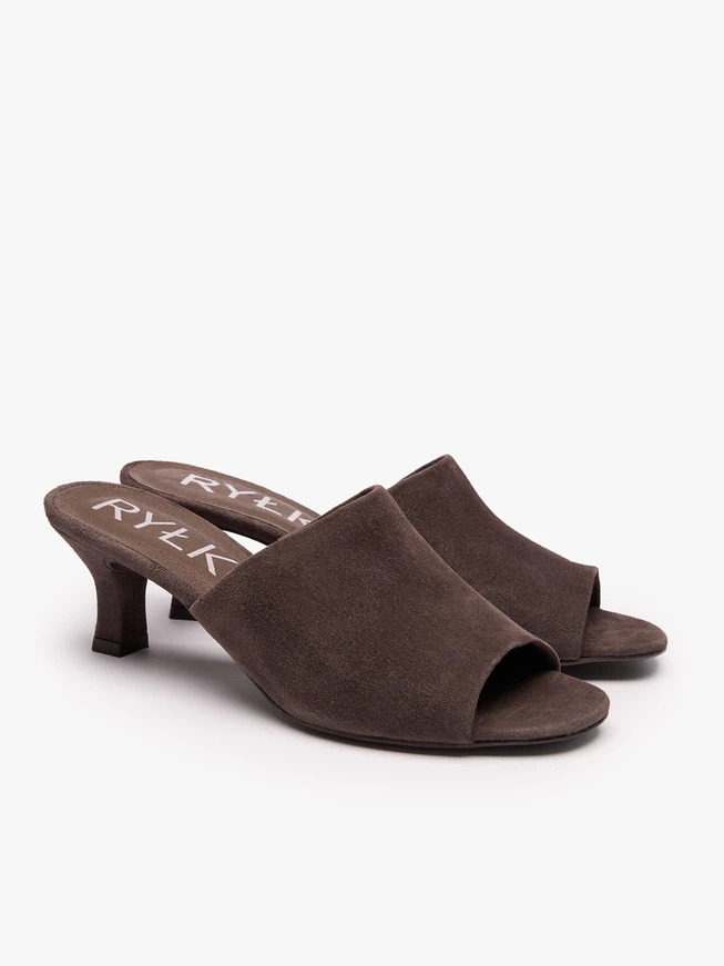 Flip-Flops mit braunem Absatz