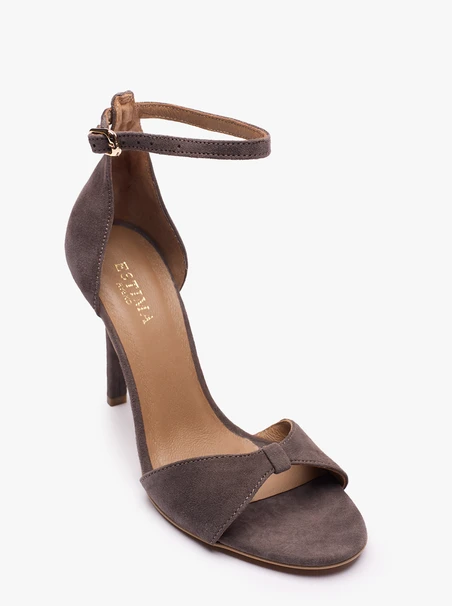 Dunkelbraune hochhackige Sandalen