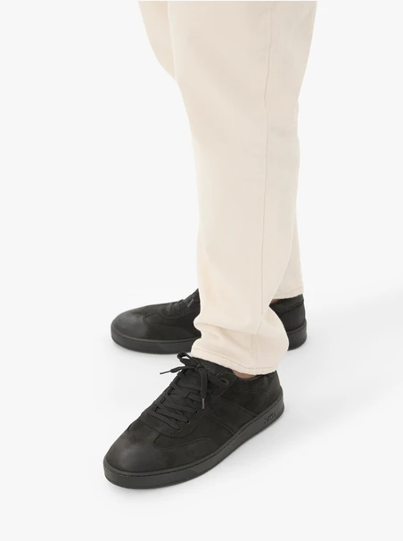 Schwarze Sporthalbschuhe aus Nubukleder