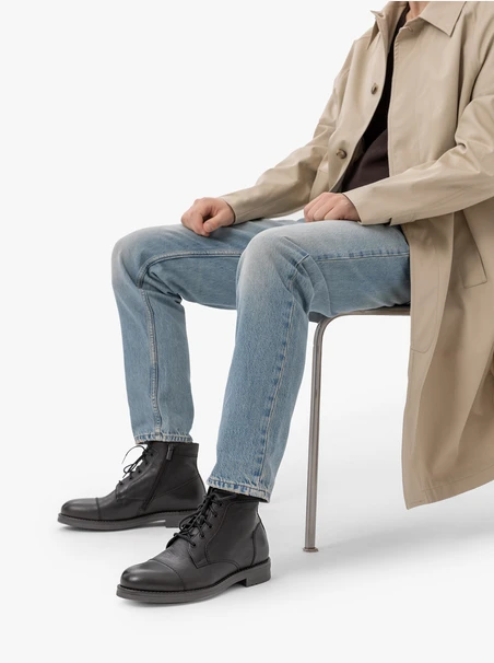 Dunkelbraune isolierte Stiefel