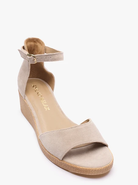 Sand-Sandalen auf Plattformen