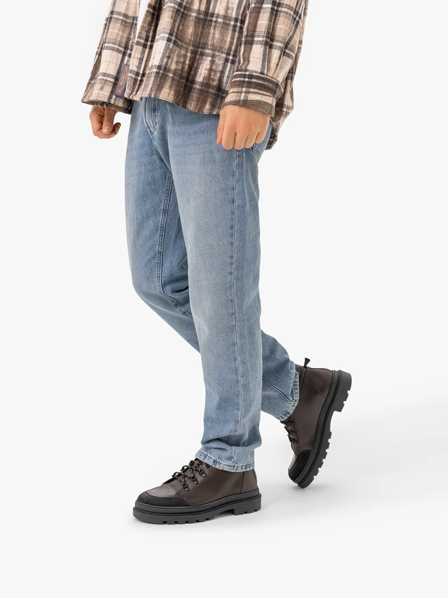 Dunkelbraune Stiefel im Trekking-Stil