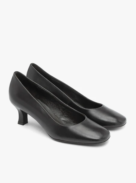 Dunkelbraune Pumps aus genarbtem Leder