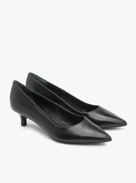 Niedrige Stiletto-Pumps aus schwarzem genarbtem Leder