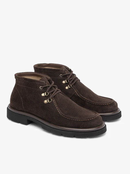Braune Veloursstiefel