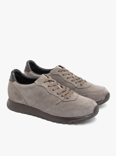 Graue Sporthalbschuhe