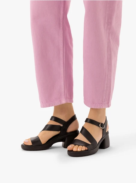 Schwarze Sandalen aus genarbtem Leder