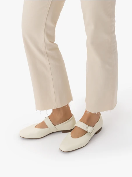Mary Jane Ballerinas in Creme und Weiß