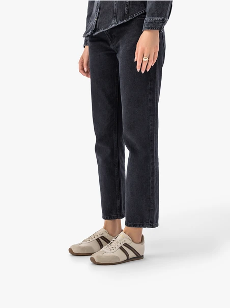 Cremefarbene Sporthalbschuhe mit braunem Riemen