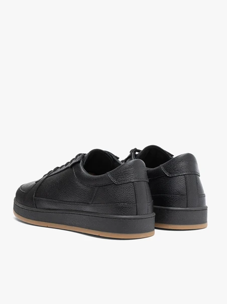 Schwarze Sporthalbschuhe