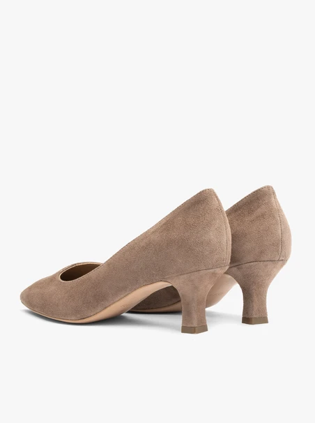 Beigefarbene Pumps aus Veloursleder