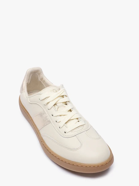 Cremefarbene Sportschuhe mit Platinriemen