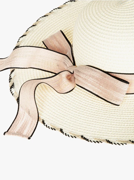 Cremefarbener Sommerhut mit Schleife
