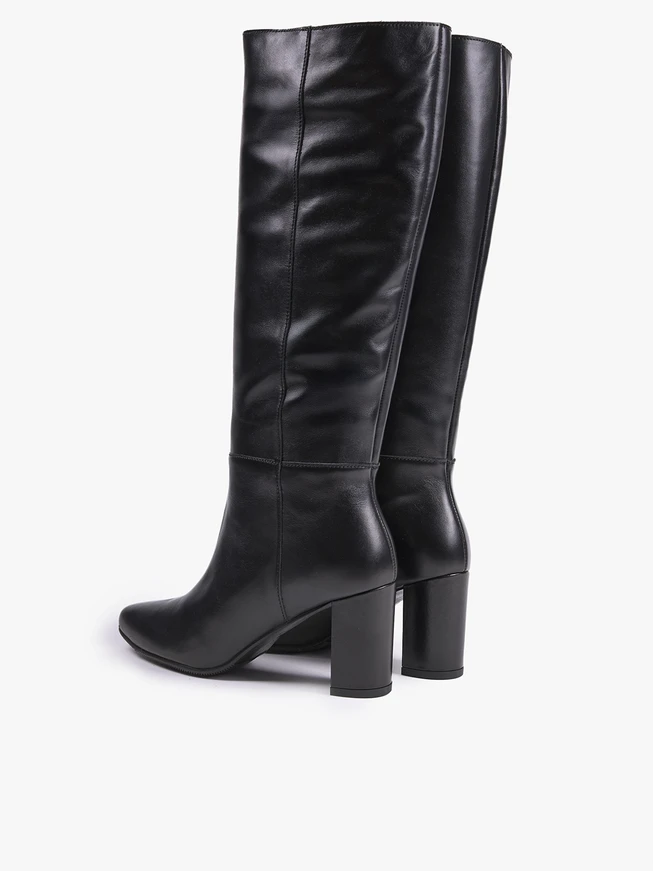 Schwarz genarbte Lederstiefel
