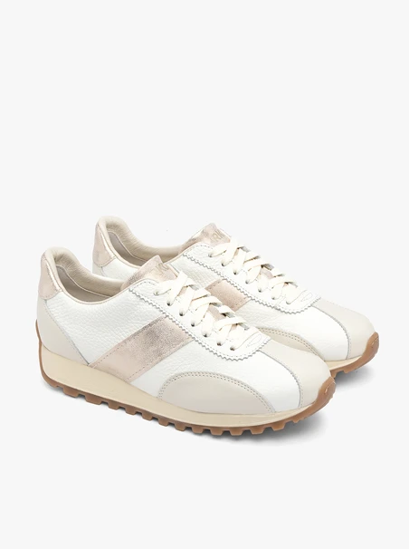 Cremefarbene Sportschuhe mit goldenen Streifen