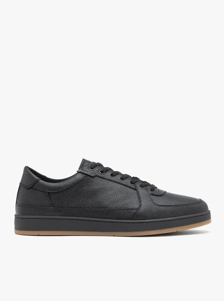 Schwarze Sporthalbschuhe