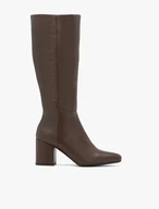 Braune Stiefel mit breitem Schaft