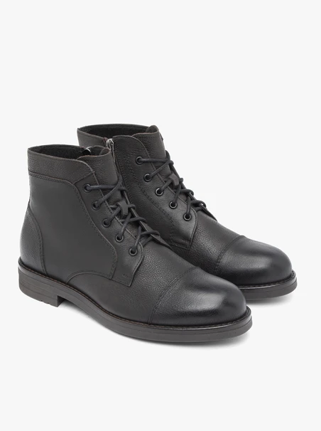 Dunkelbraune isolierte Stiefel