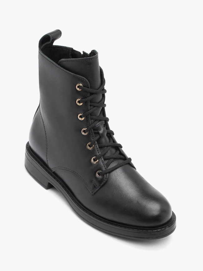 Schwarz genarbte Lederstiefel