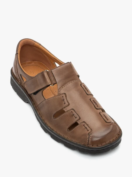 Hellbraune Sandalen aus genarbtem Leder