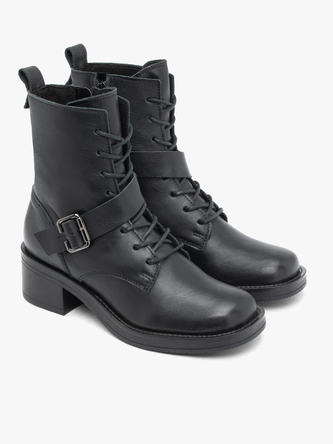 Schwarze Schnallenstiefel