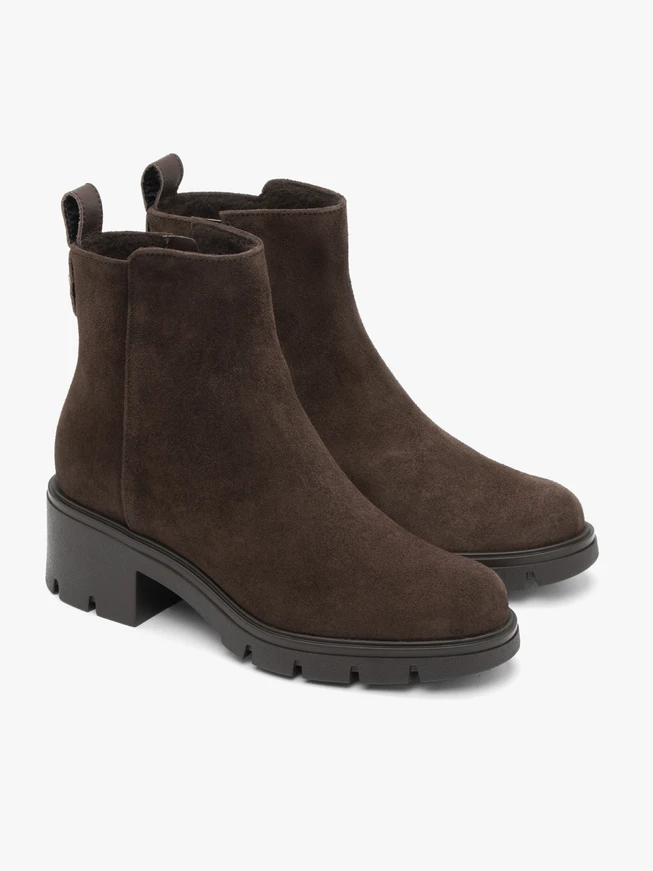 Dunkelbraune isolierte Lederstiefel
