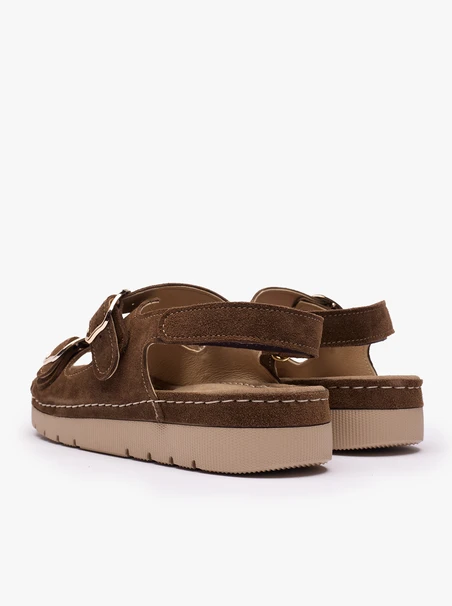Braune Sandalen mit zwei Klettverschlussriemen