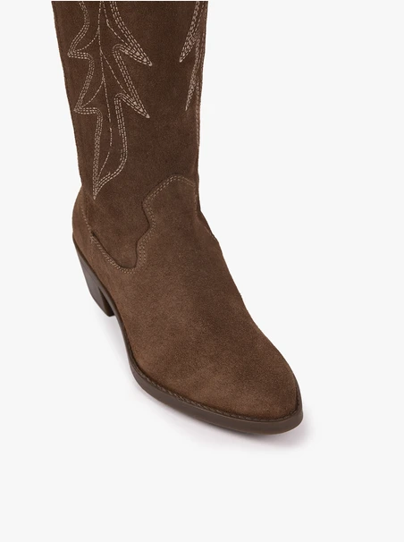 Braune genähte Cowboystiefel