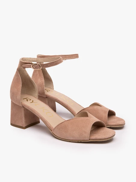 Dreckige rosa Stiletto-Sandalen