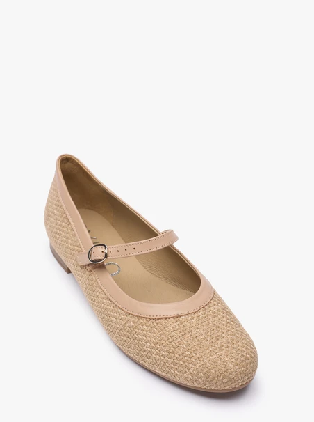 Beige Ballerinas mit interessanter Textur und Riemen