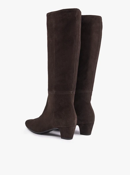 Braune Stiefel mit Absatz