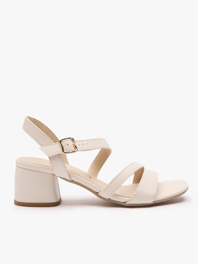 Cremefarbene Riemchensandalen