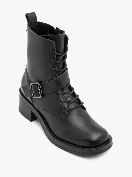 Schwarze Schnallenstiefel