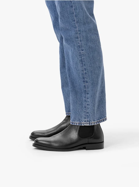 Schwarze Lederpantoffeln