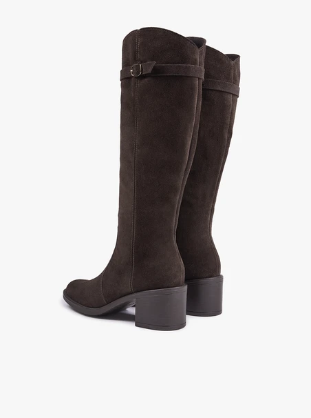 Dunkelbraune Stiefel aus Veloursleder